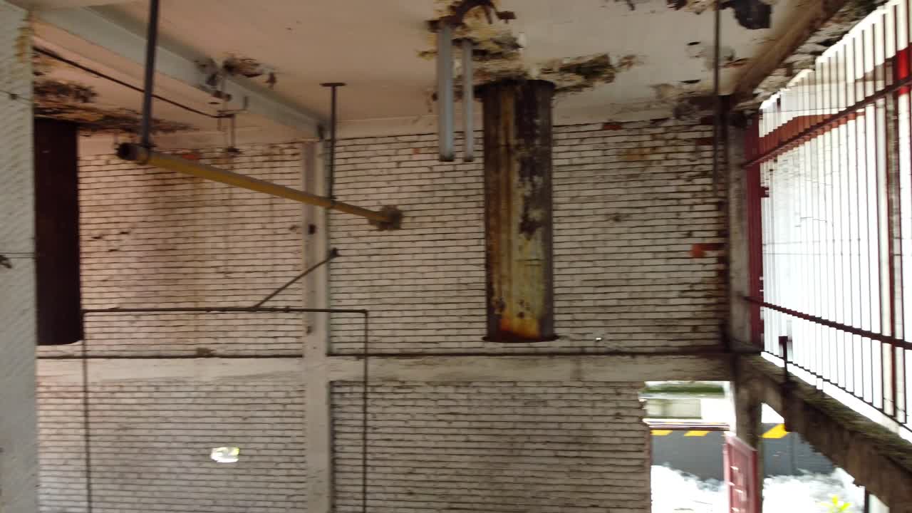 공장 내부, 빛의 샤프트는 깨진 창문을 고, 폐허가 된 내부를 가로질러 긴 그림자를 던집니다.