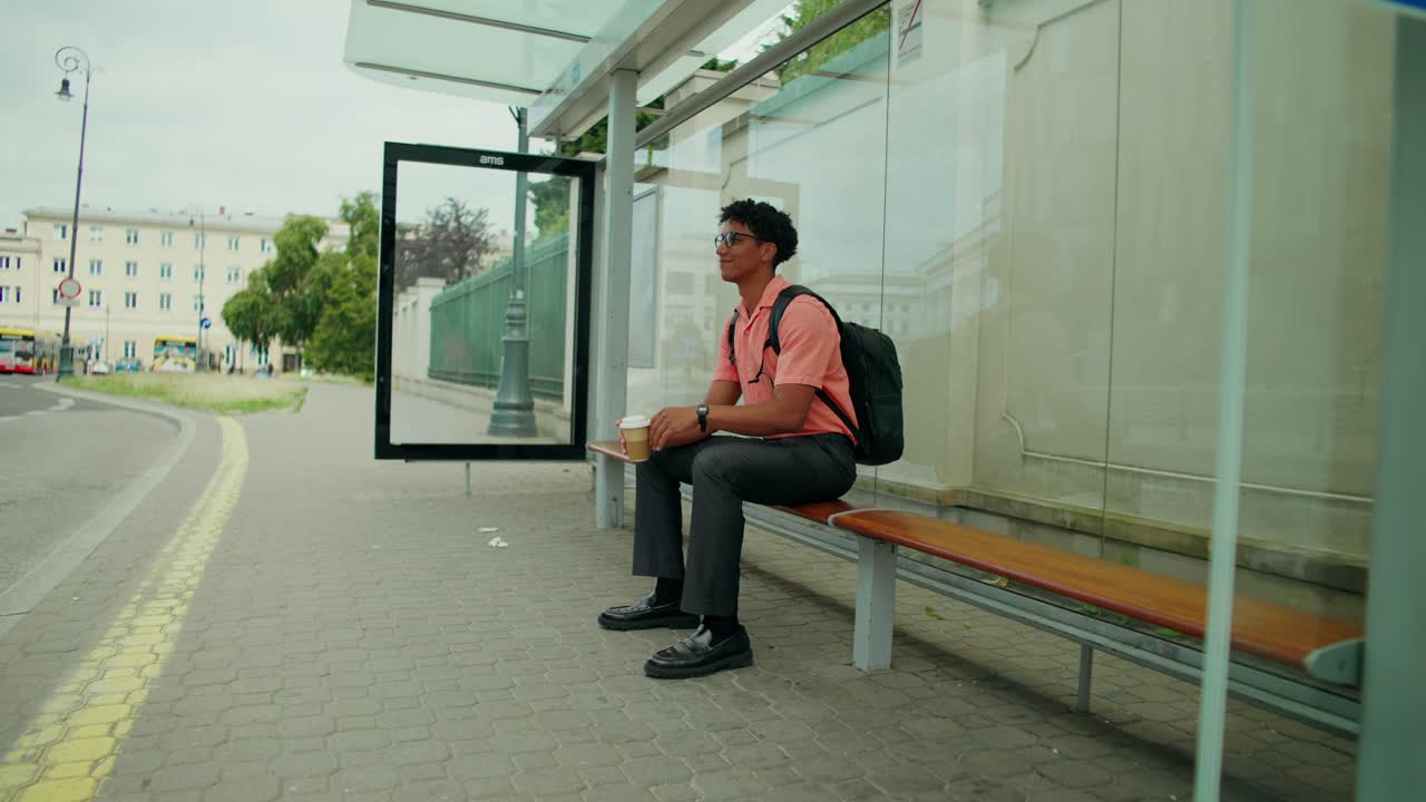 Uomo che aspetta alla fermata dell'autobus