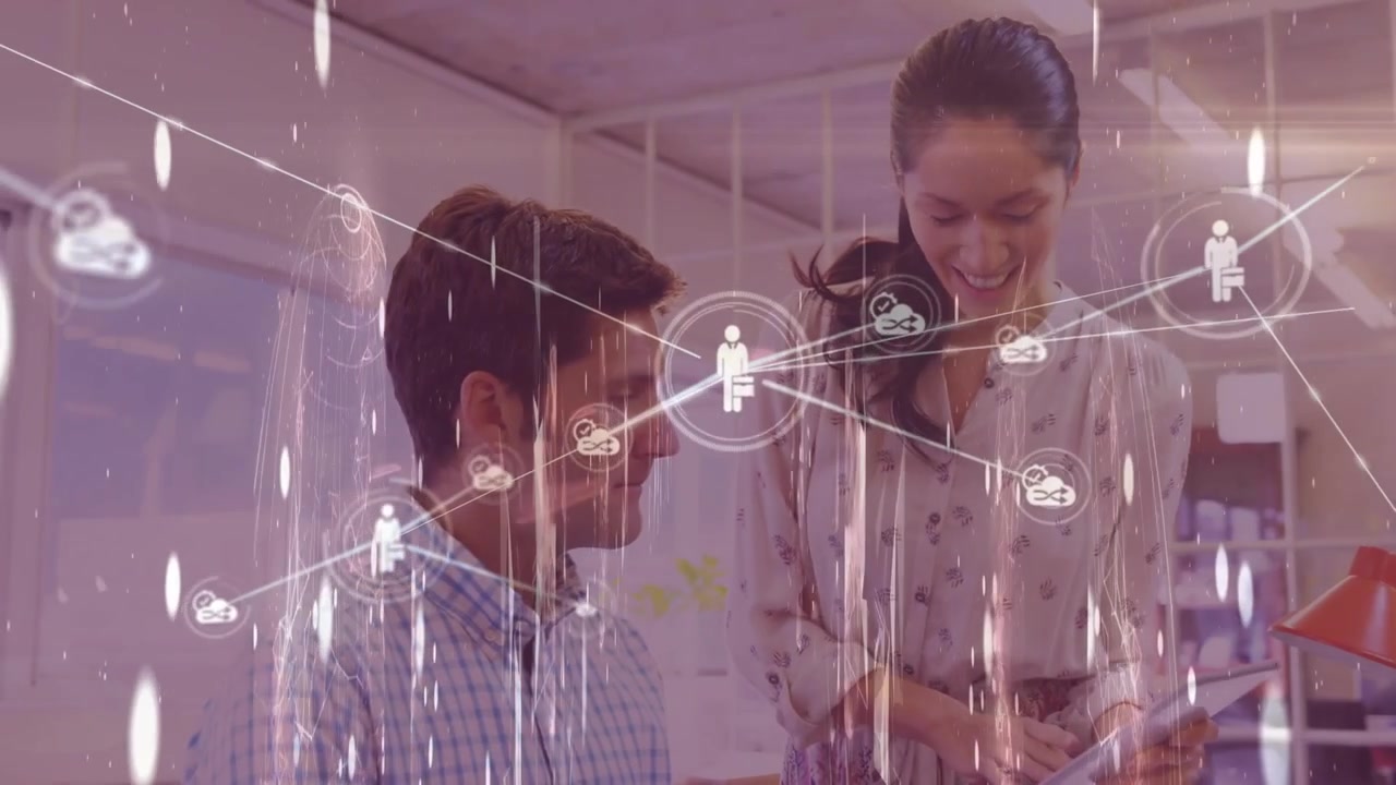 Colegas Colaborando em Projeto Digital com Sobreposição de Gráficos de Rede