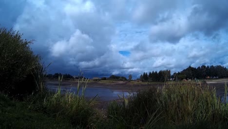 lapso de tiempo de nubes que fluyen sobre el río-1