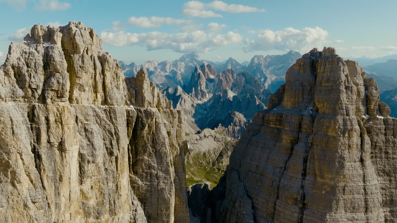 Ripresa aerea con drone che attraversa il centro delle Tre Cime di Lavaredo nelle Dolomiti in Italia, 4k