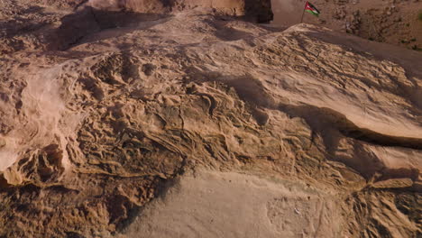 Mujer-Vestida-De-Blanco-En-El-Monasterio-Ad-Deir-Durante-La-Puesta-De-Sol-En-Petra,-Jordania---Disparo-De-Drone