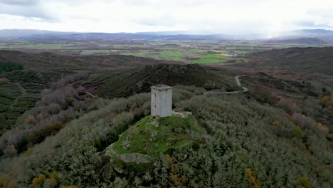 Burgturm-„Da-Pena“-In-Xinzo-De-Limia,-Ourense,-Spanien,-Langsamer-Rückzug