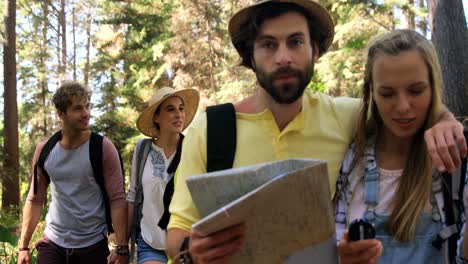 parejas de excursionistas caminando y mirando mapas