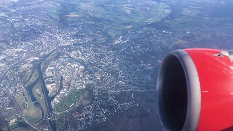 Vista-De-Turbina-Desde-Un-Avión-Que-Volaba-Sobre-Una-Ciudad,-Paisaje-De-Europa