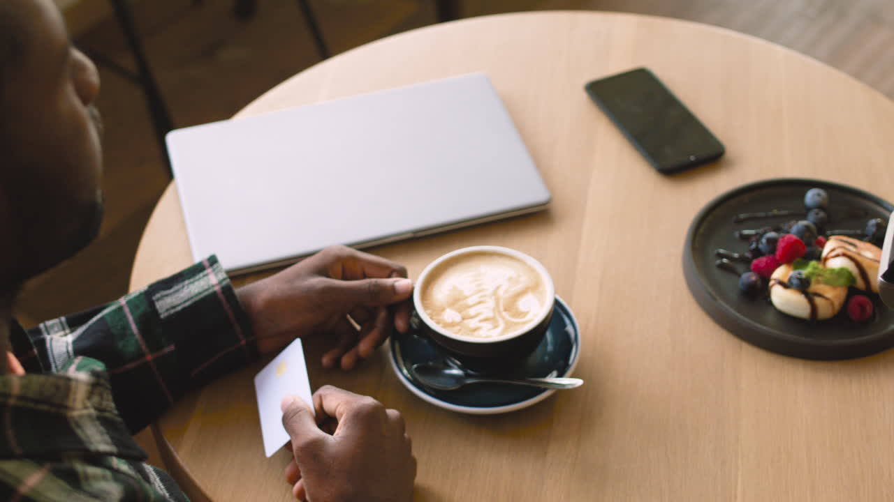 vista posterior de la feliz pareja romántica enamorada de pie juntos en el campo al atardecer, abrazándose y mirándose
