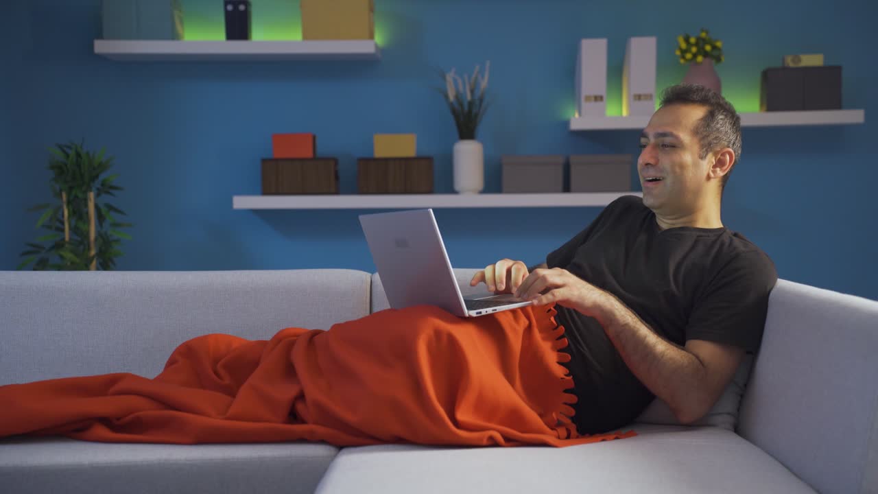 hombre experimentando la alegría en la computadora portátil.