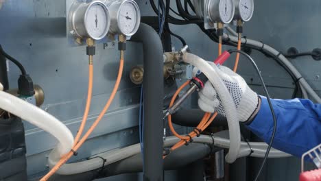 el técnico repara los sensores electrónicos de temperatura con un soldador electrónico