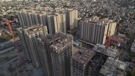 Vista-Aérea-De-La-Construcción-De-Un-Apartamento-De-Gran-Altura-En-Una-Ciudad-India-Rodeada-Por-Un-Barrio-Residencial