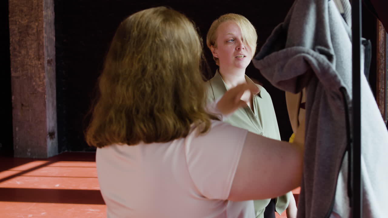 댄스 스튜디오에 도착하는 여성