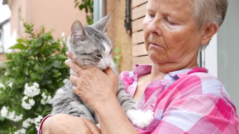 la señora mayor con su gato