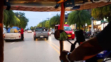 viaje en tuk-tuk por una ciudad del sudeste asiático al anochecer