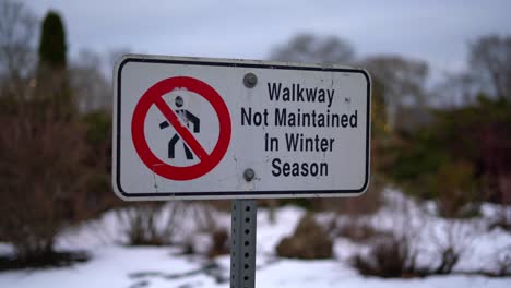 Wanderweg-Gehweg-Nicht-In-Der-Wintersaison-Beibehalten-Schild-Nahaufnahme-Pfanne,-Isoliert