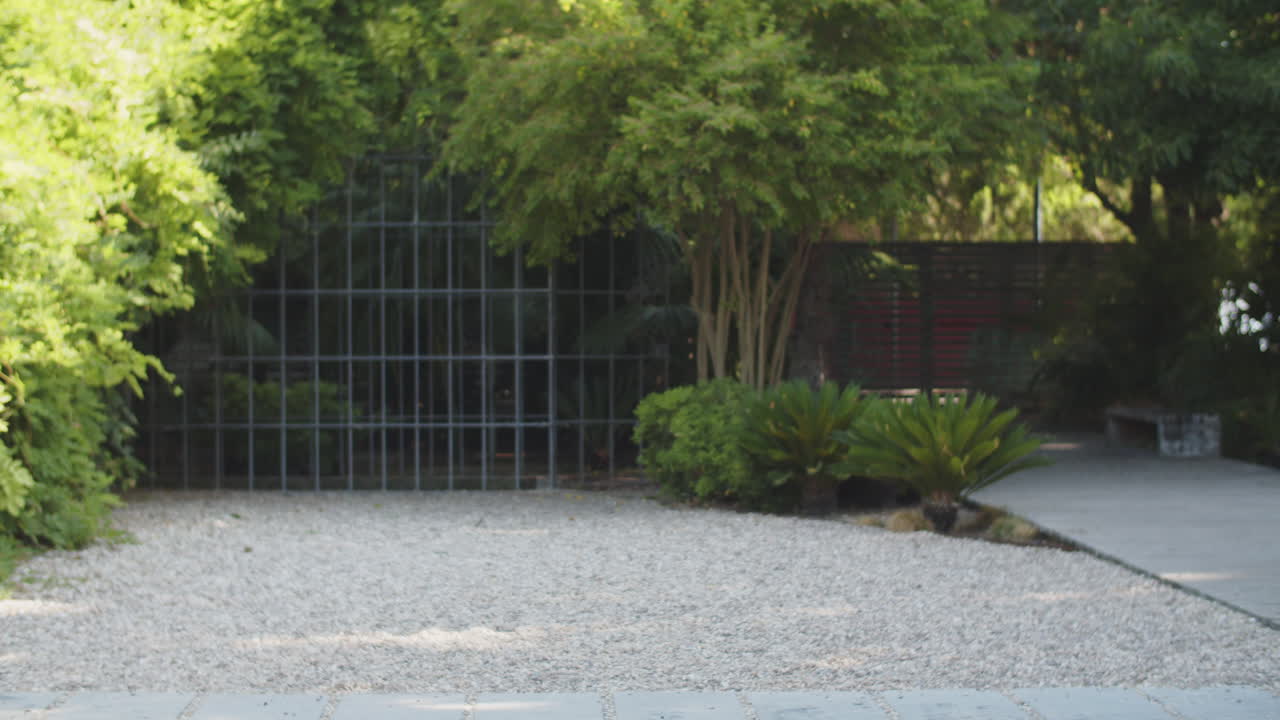 tiro largo de la mujer corriendo y tomando sus rodillas altas