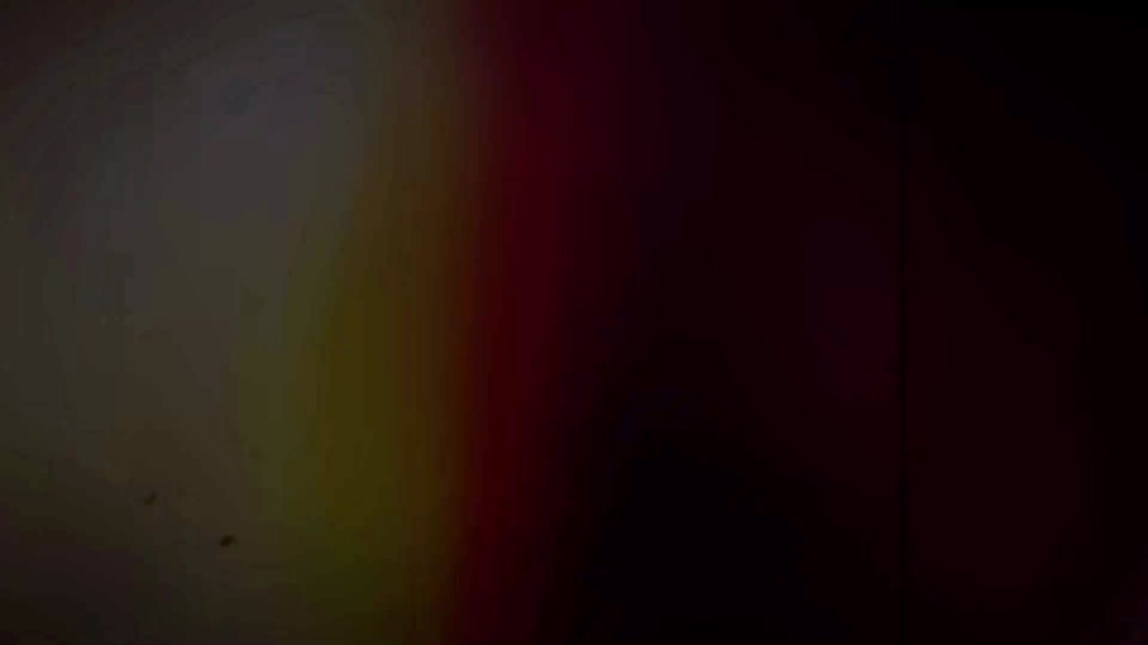 검은 바탕에 현실적인 다채로운 빛의 누출.