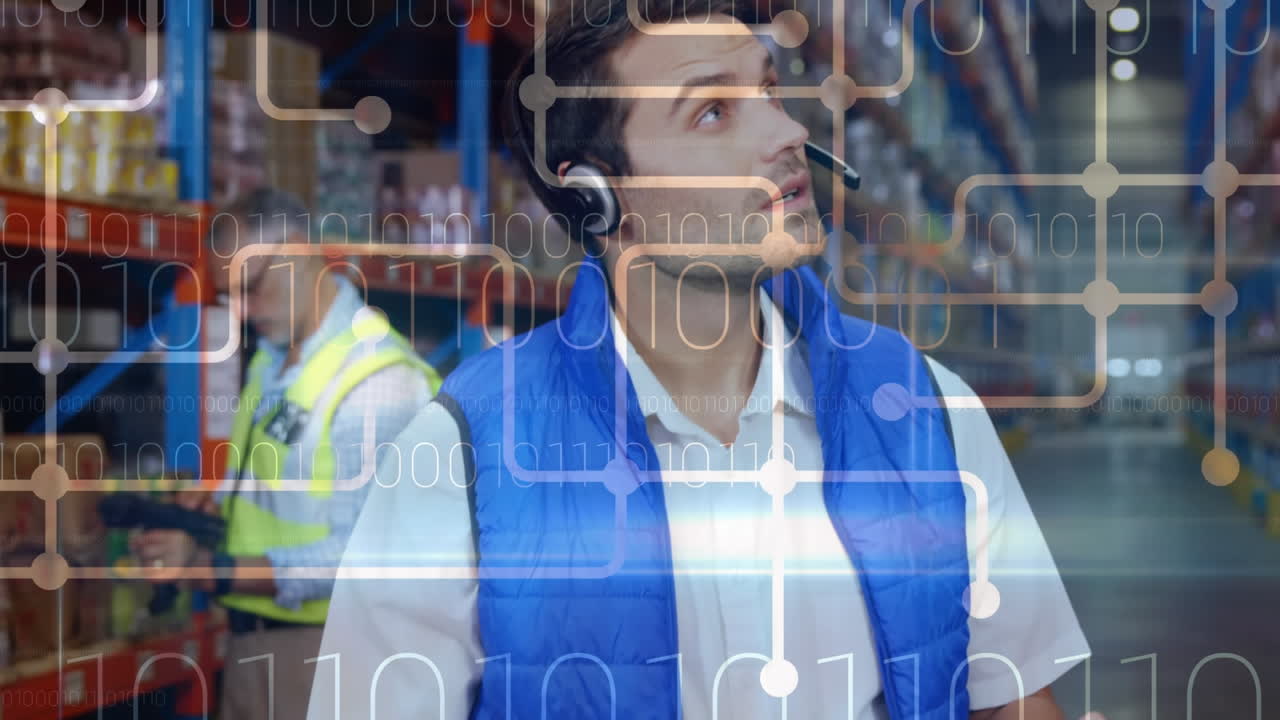 animación de codificación binaria sobre trabajadores masculinos del almacén