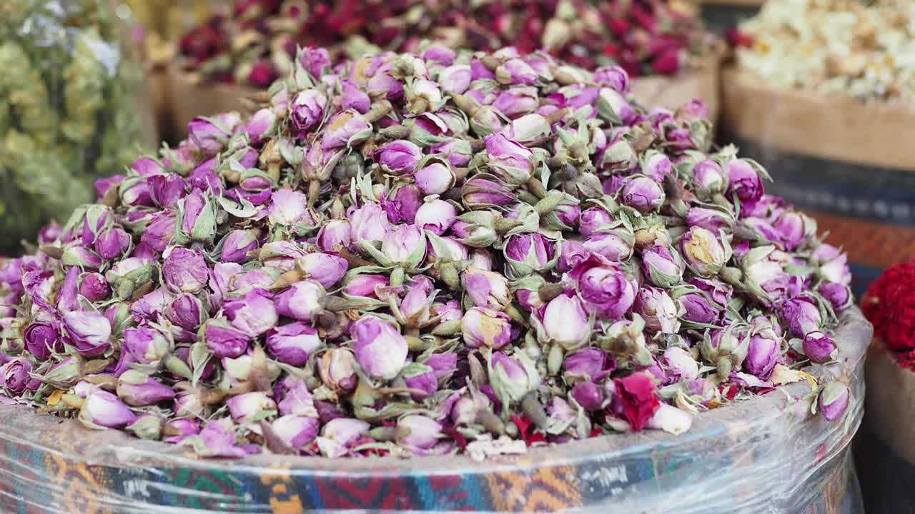 시장 에서 바구니 에 인 건조 한 장미