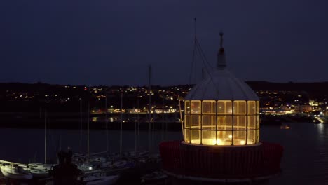 órbita-Aérea-Alrededor-De-La-Linterna-Del-Faro-Del-Puerto-De-Howth-En-La-Noche