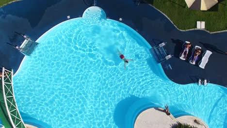 vista aérea de una hermosa piscina al aire libre con personas