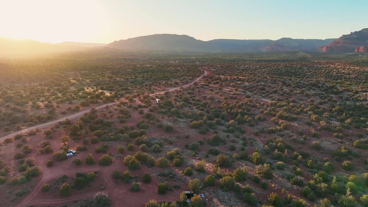 tierras con arbustos en crecimiento en sedona, arizona al atardecer - disparo de drones