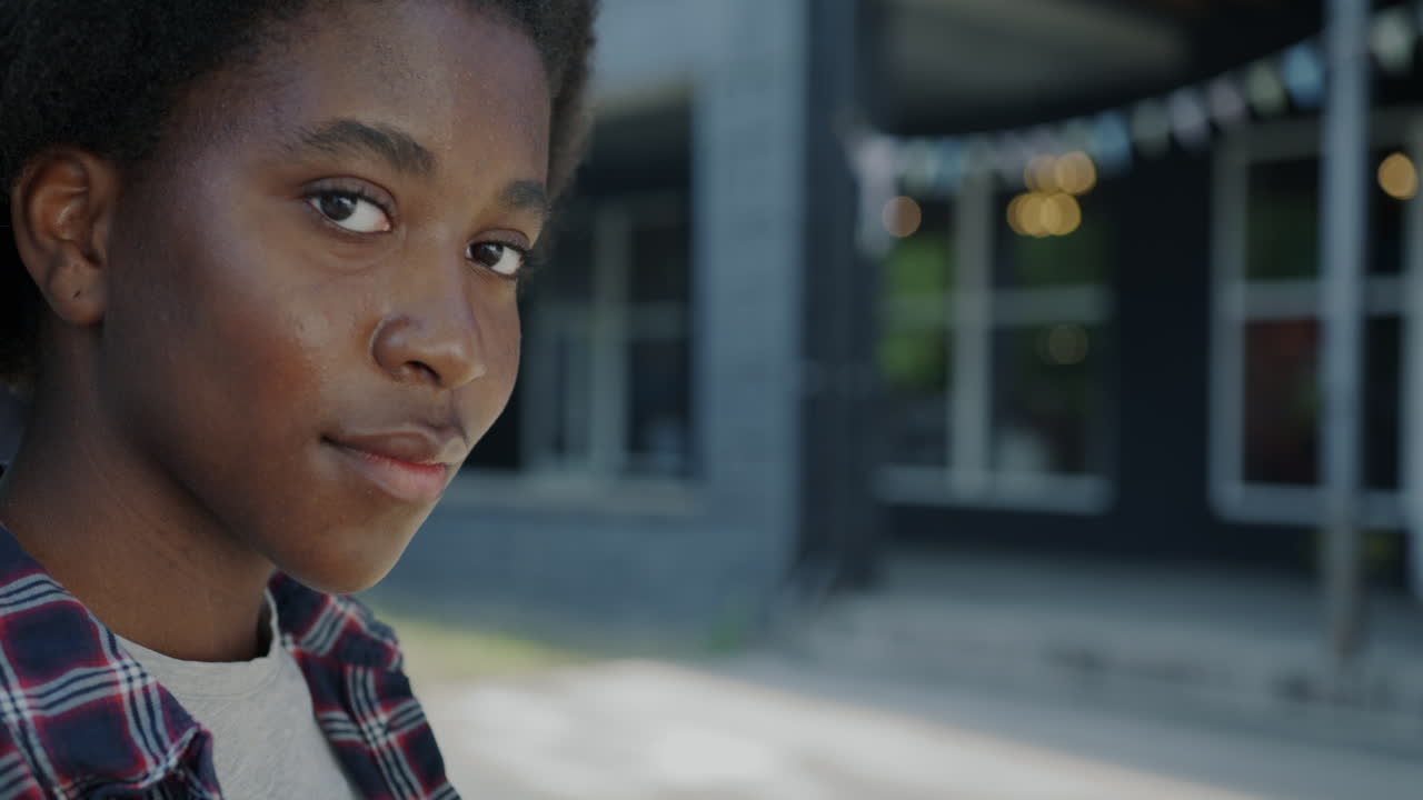 야외에서 미소 짓는 젊은 여성