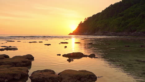 Schöne-Romantische-Szene-Eines-Friedlichen-Strandes-Auf-Einer-Tropischen-Insel-Während-Des-Goldenen-Sonnenuntergangs