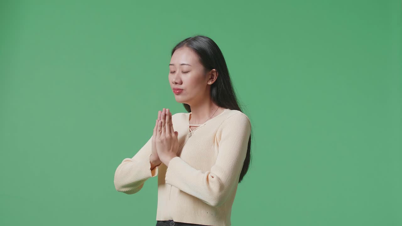 Женщина молится