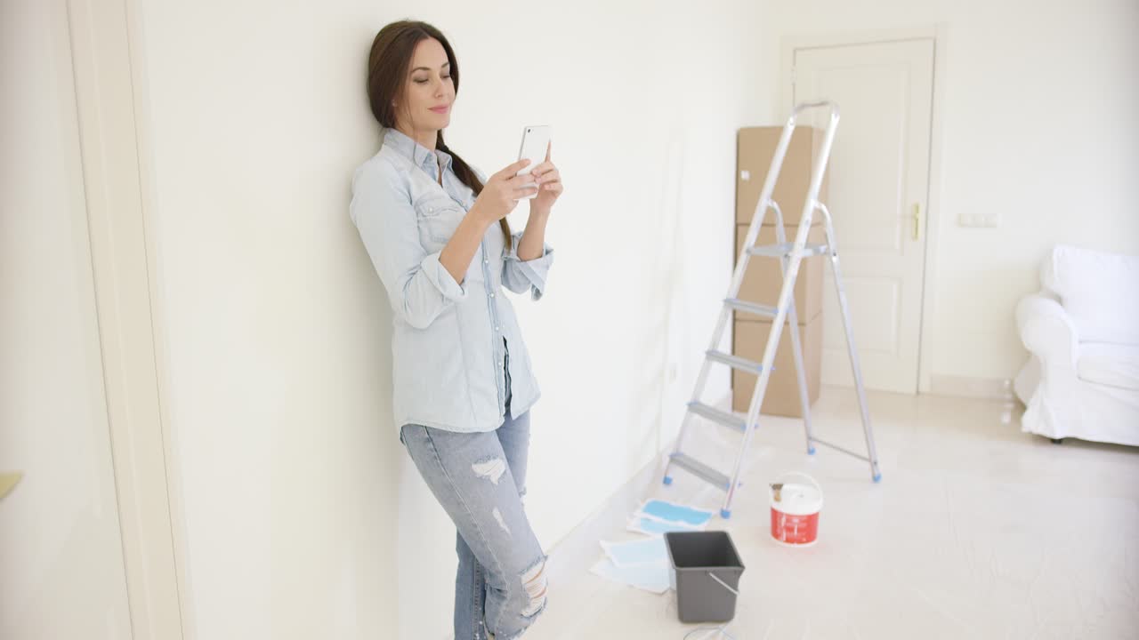 una mujer joven revisando un mensaje de texto.