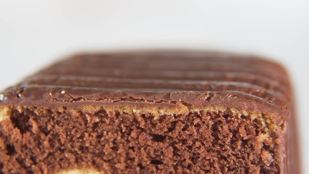 cambiando el enfoque en el pastel de mármol, primer plano, toma de estudio