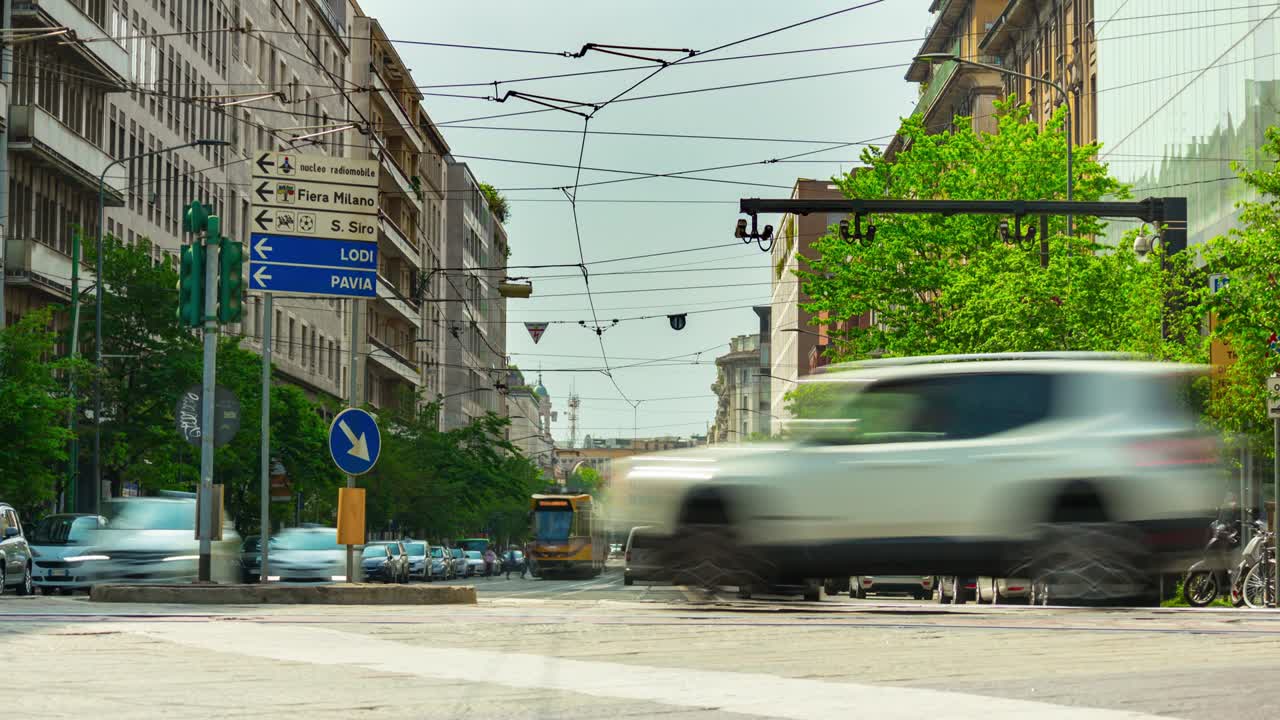 이탈리아 밀라노 시, 은 날, 트램 교통, 거리 파노라마, 4k 타임스