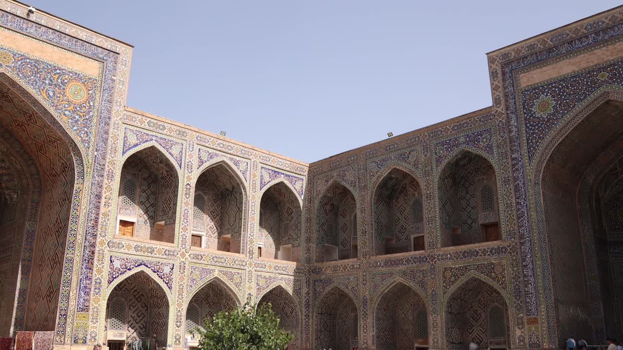 patio interior con arcos detallados con azulejos islámicos en el registan en samarcanda, uzbekistán a lo largo de la histórica ruta de la seda