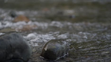 Wasser-Fließt-über-Felsen-Im-Bach