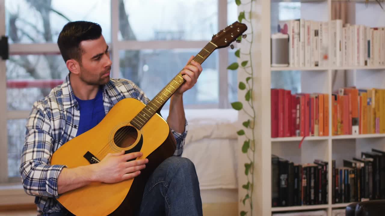 Müzik temalı bir oturma odasında akustik gitar çalan adam, animasyonlu parıltılar ve ışık hüzmeleriyle.