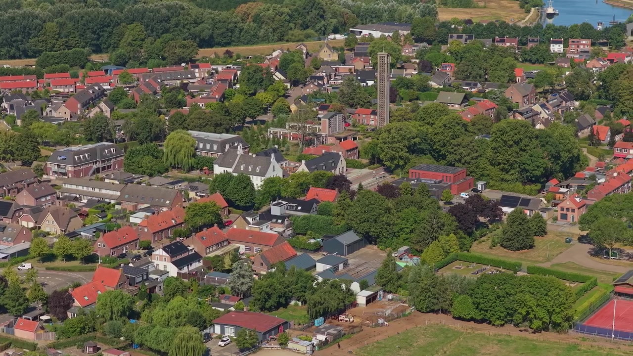 Luftfoto af en lille hollandsk landsby med røde tegltage