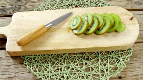 Kiwi-Y-Cuchillo-Sobre-Tabla-De-Cortar