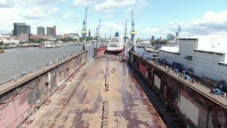 Trockendock:-Drohnenaufnahmen-Kreuzfahrtschiff