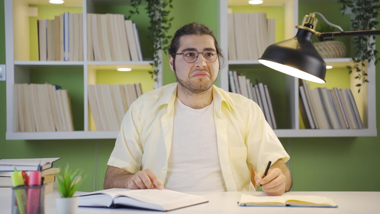 joven con determinación y ambición.