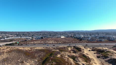 Vista-Aérea-De-Drones-De-La-Ciudad-De-Arena-Monterey-California-En-La-Autopista-1-Filmada-En-4k-De-Alta-Resolución