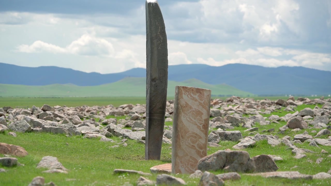 Antiguas Piedras Erguidas en un Paisaje de la Vasta Estepa Mongol
