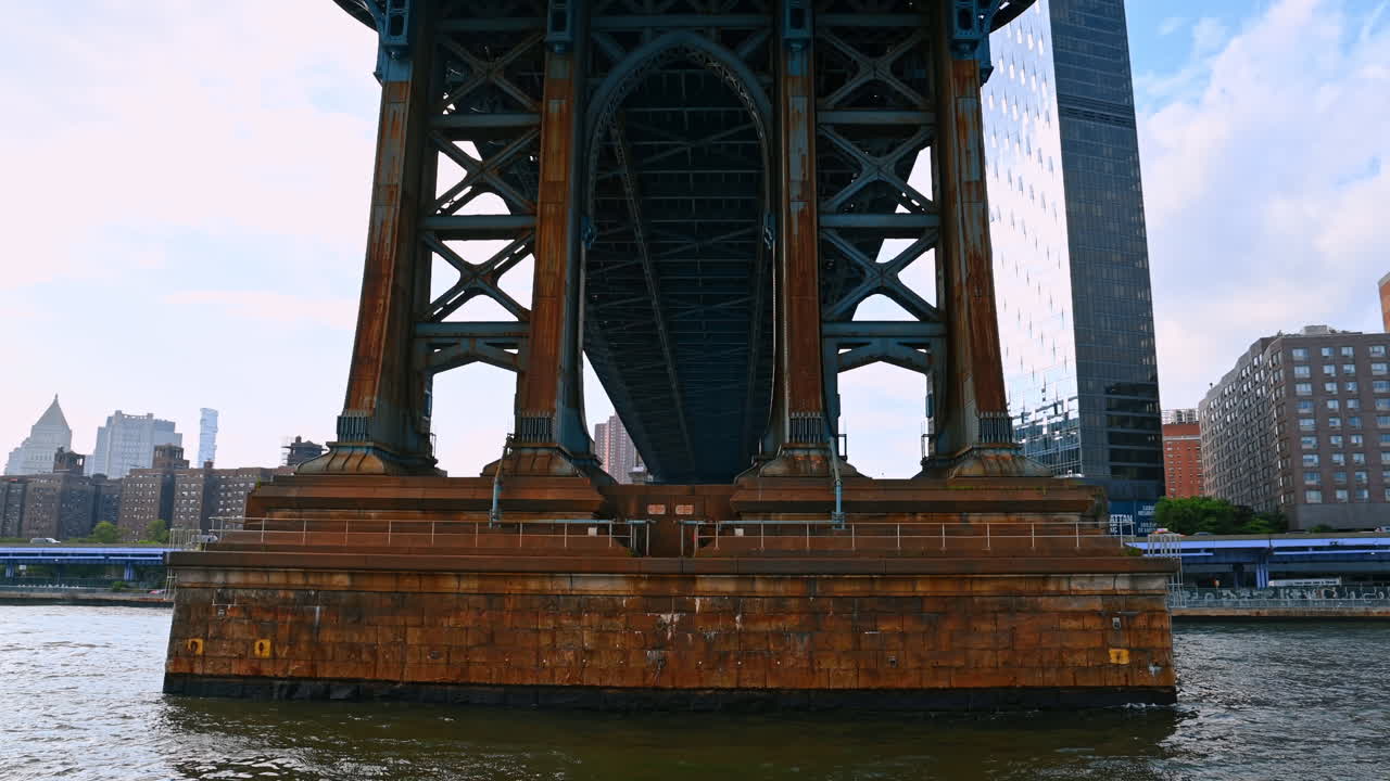 Vista sul ponte di Manhattan