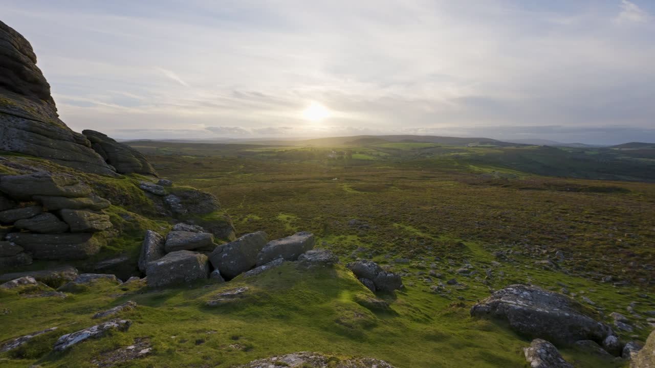 언덕에서 해가 지는 풍경