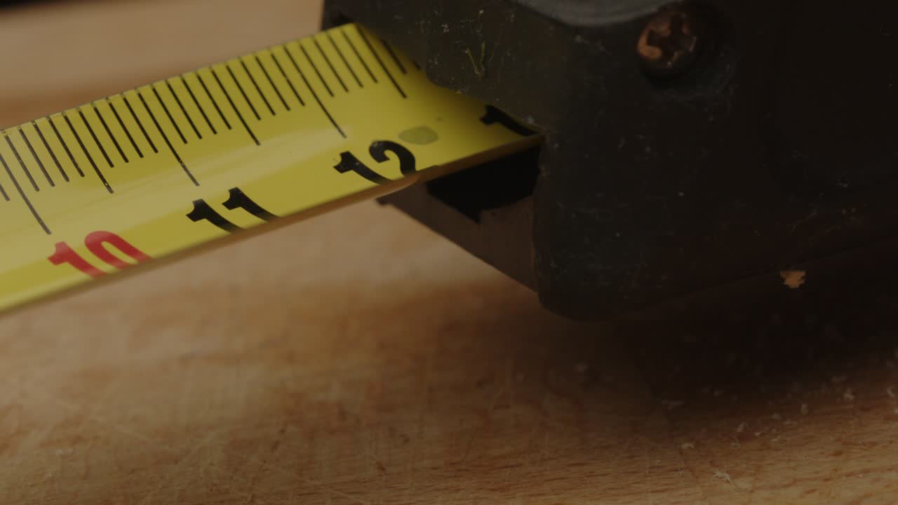 disparo macro de cinta de medición amarilla que se extiende en cámara lenta