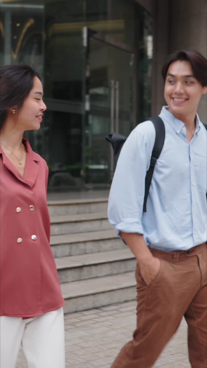Una pareja caminando por la ciudad.