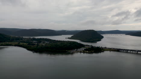 Drohnenansicht-Der-Hawkesbury-River-Bridge-Und-Der-Bootsrampe-An-Einem-Grauen-Und-Bewölkten-Tag