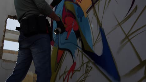 graffiti-kunstenaar kijkt naar muur in de zon 4k