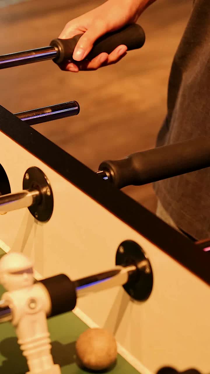 jugadores involucrados en un partido de futbolín de ritmo rápido