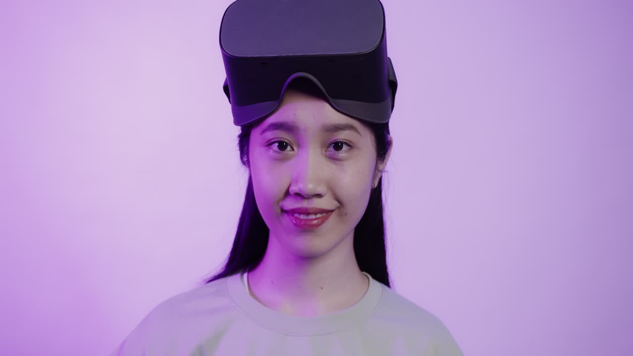 wanita mengenakan headset vr