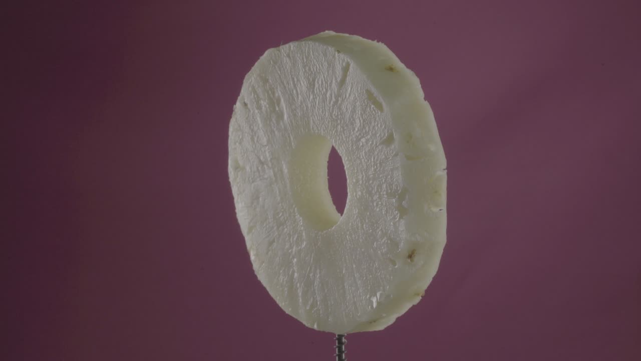 크로마 키를 위한 푸키아 스크린에 루프로 회전하는 파인애플