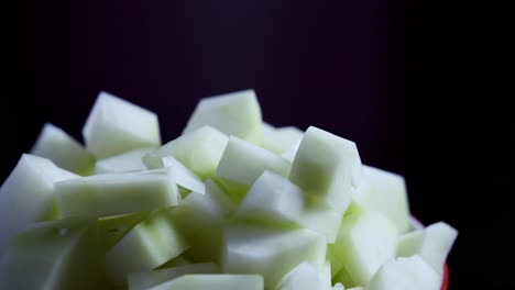 Bonito-Primer-Plano-De-Trozos-De-Papaya-En-Un-Recipiente-Girando-Papaya-Fresca-Orgánica-Verde-Y-Amarilla-Madura