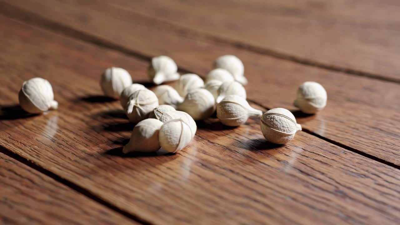 Frutta secca su una superficie di legno